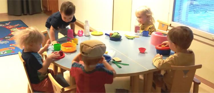 Lapset leikkivät pöydän ääressä