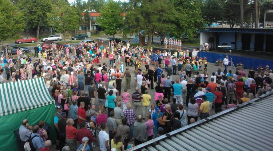 Iiro Pakarisen mitalijuhlat kesällä 2014, kun hän oli pelaamassa MM-hopeaa voittaneessa Leijonajoukkueessa. Torilla runsaasti ihmisiä katsomassa esiintymislavalla olevaa Iiroa.