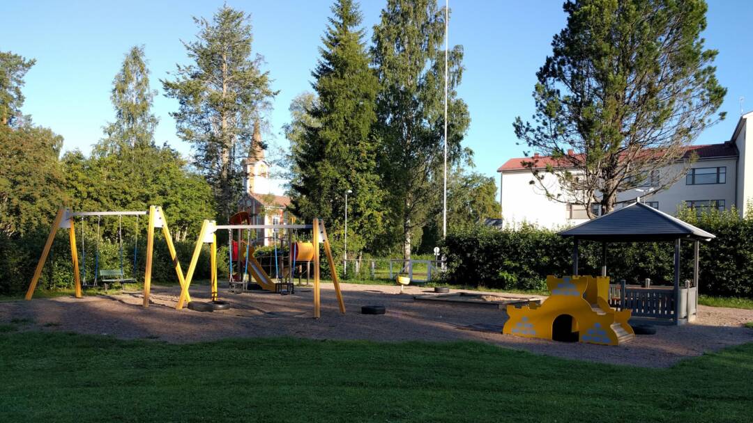 Telineitä leikkipuistossa.