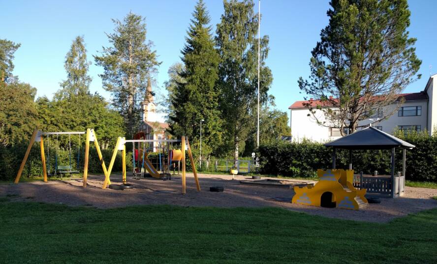 Leikkitelineitä leikkipuistossa