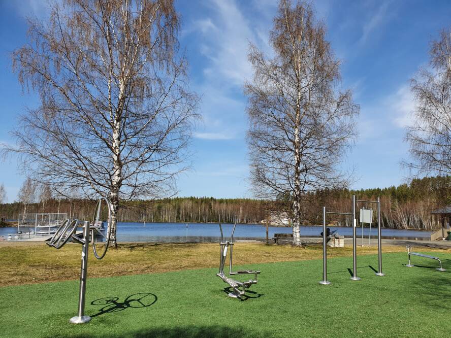 aurinkoinen kevät päivä. Kuntoilulaitteita Iisveden rannalla.