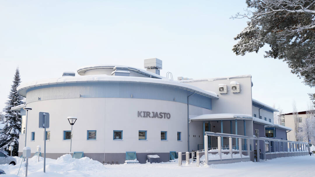 Suonenjoen kaupungin kirjaston pyöreä pääty talvella