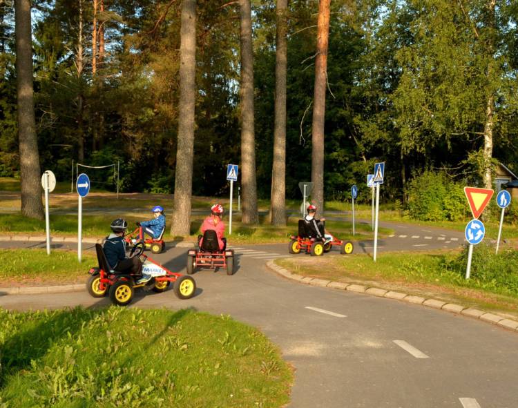 Lapsia ajaa liikennepuistossa polkuautoilla.