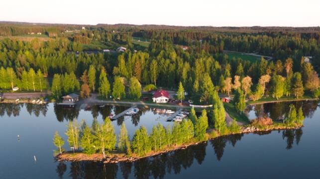 Ilmakuva Iisveden satamapaviljongista ja sen ympäristöstä. Etualalla aallonmurtaja, vasemmalla soutuvenepaikkoja. Oikealla uimaranta. Taustalla Iisveden maantie sekä rakennuksia.