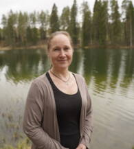 anne lahtivirta muotokuva kaatronlammen rannassa