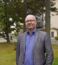 juha piiroinen muotokuva keskustan puistossa