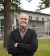 kimmo hälisen muotokuva keskustan puistossa