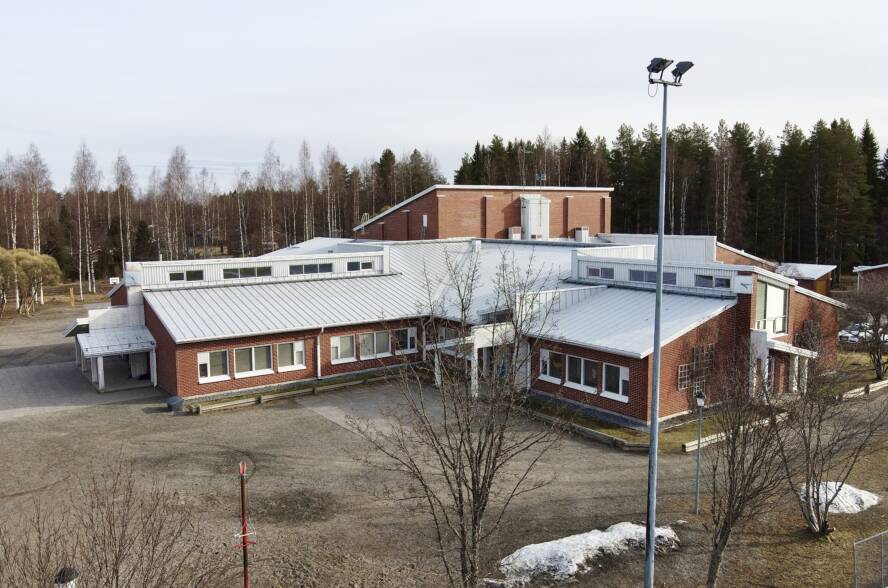 Sammalselän koulu ilmasta kuvattuna hieman yläviistosta. Pilvipoutainen kevätpäivä.