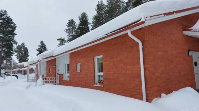 Talvinen kuva rivitalon pihalta.