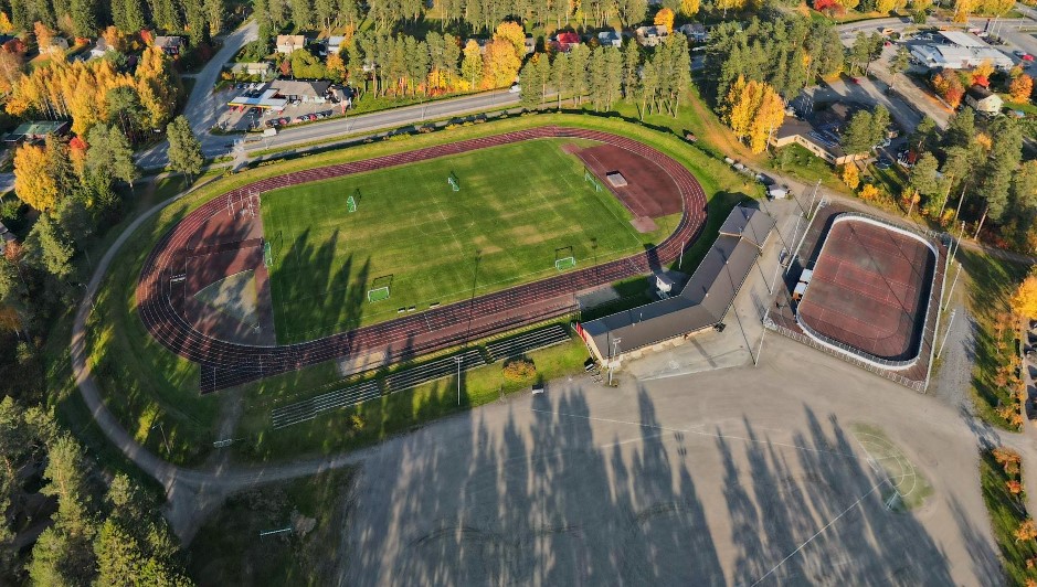 urheilukenttä kuvattuna ylhäältä käsin