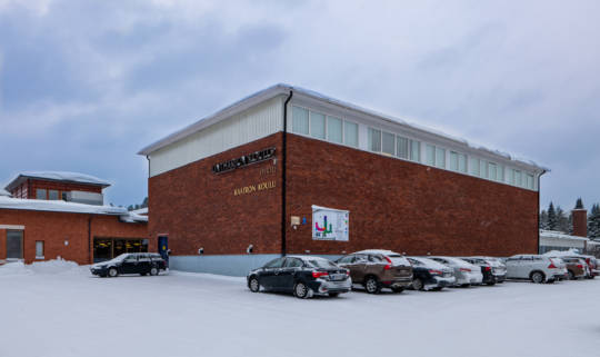 Autoja koulun Yhtenäiskoulun parkkipaikalla.