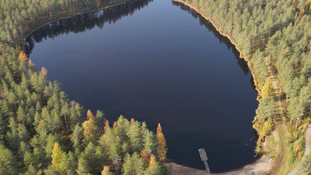 Ilmakuva Kokkolammesta. Kuvan alareunassa näkyy tyhjä hiekkaranta ja laituri.