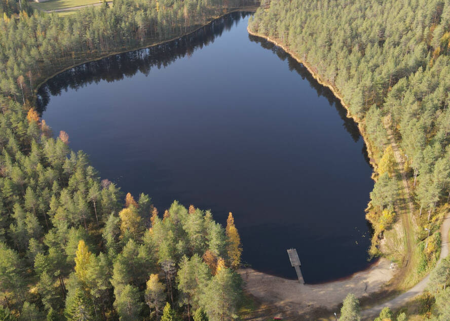 Ilmakuva Kokkolammesta. Kuvan alareunassa näkyy tyhjä hiekkaranta ja laituri.