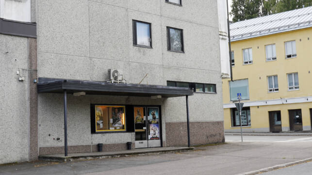 Katunäkymä. Etualalla rakennus, josta sisäänkäynti elokuvateatteri Kino Rioon. Ikkunoissa näkyy elokuvajulisteita.