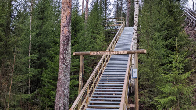 Rinteessä olevat kuntoraput, joissa metalliset askelmat ja puiset kaiteet.