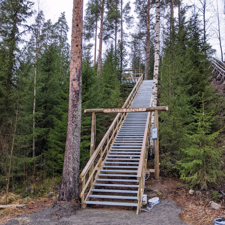 Rinteessä olevat kuntoraput, joissa metalliset askelmat ja puiset kaiteet.