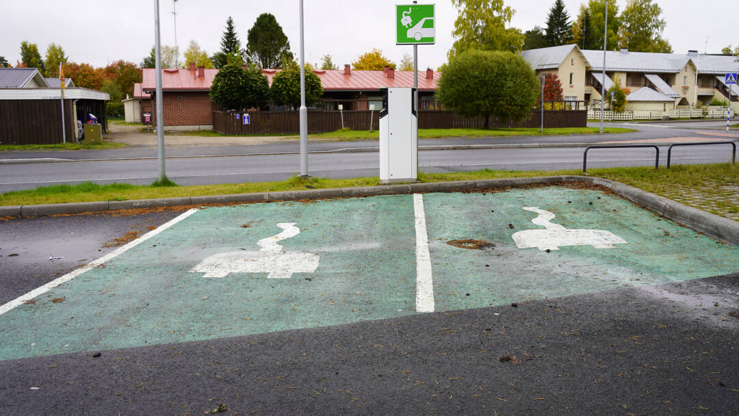 Kaksi sähköauton latauspaikkaa asfaltoidulla parkkipaikalla.