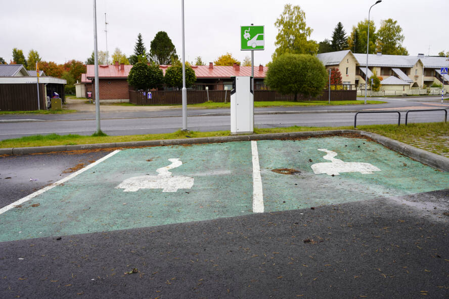 Kaksi sähköauton latauspaikkaa asfaltoidulla parkkipaikalla.
