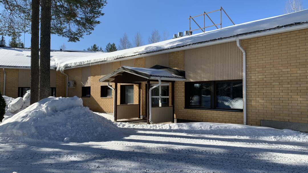 Myytävänä oleva liikehuoneisto kuvattuna ulkoa.