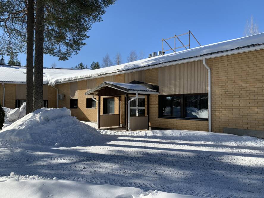 Myytävänä oleva liikehuoneisto kuvattuna ulkoa.