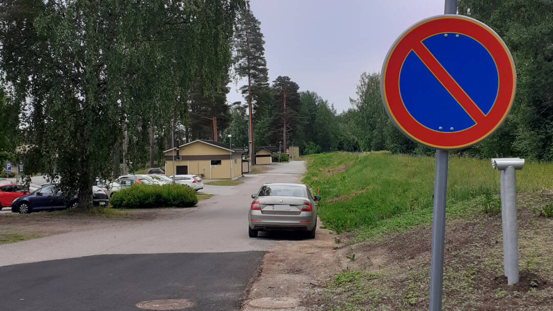 Auto pysäköitynä virheellisesti Pelastustielle.