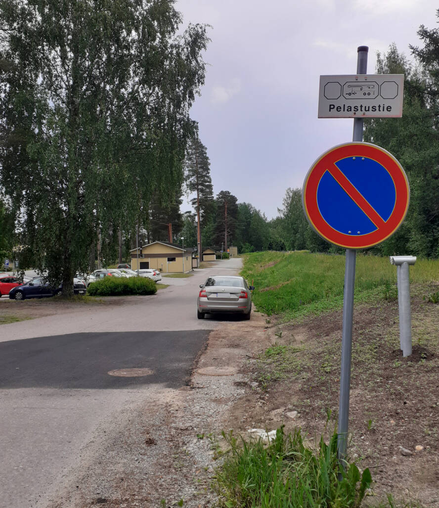 Auto pysäköitynä virheellisesti Pelastustielle.