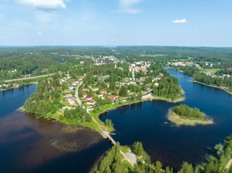 kesäinen maisema ylhäältä kuvattunaKirkkolanniemi Suonenjoki