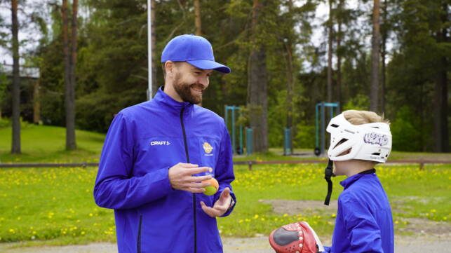 Juha ja Toivo Huttunen pesäpalokentällä