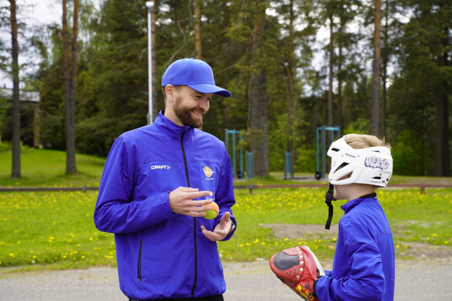 Juha ja Toivo Huttunen pesäpalokentällä