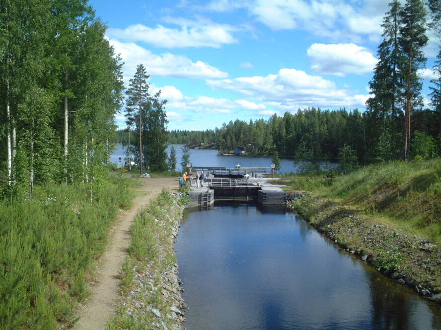 Kuivataipaleen museokanava sillan suunnasta katsottuna. Ihmisiä sululla.