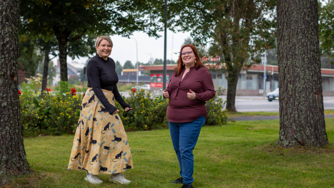 Sara ja Jenni kaupungintalon viereisessä puistossa
