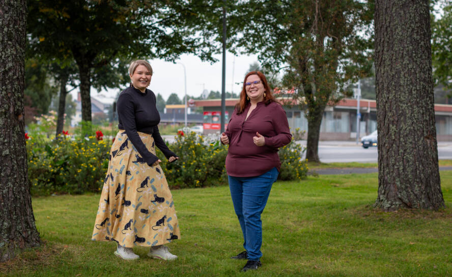Sara ja Jenni kaupungintalon viereisessä puistossa
