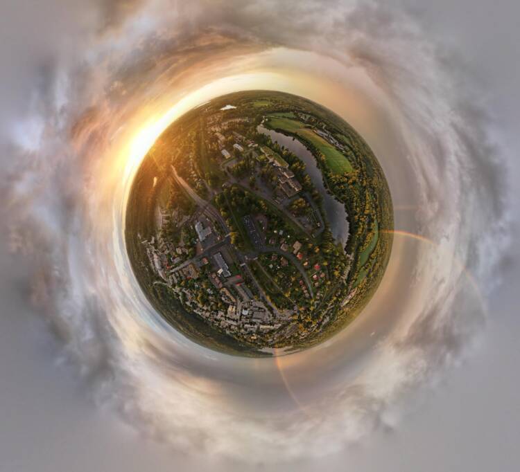 Suonenjoki dronella kuvattuna ja muokattu näyttämään planeetalta