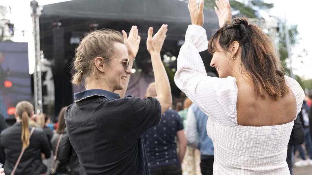 Konserttiyleisöä Mansikkakarnevaalilla