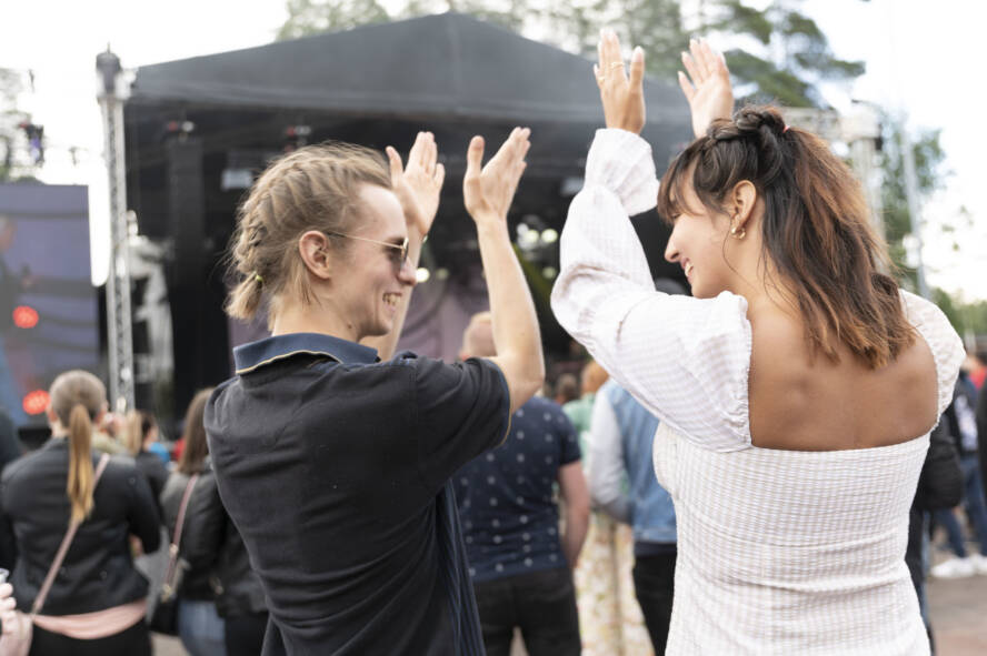 Konserttiyleisöä Mansikkakarnevaalilla