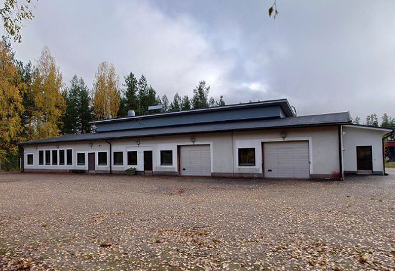 Raviradankatu 5 kiinteistö syksyisessä maisemassa.