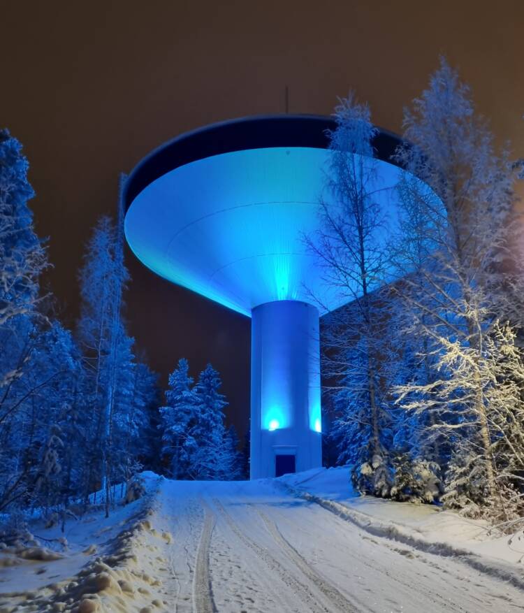 siniseksi valaistu vesitorni