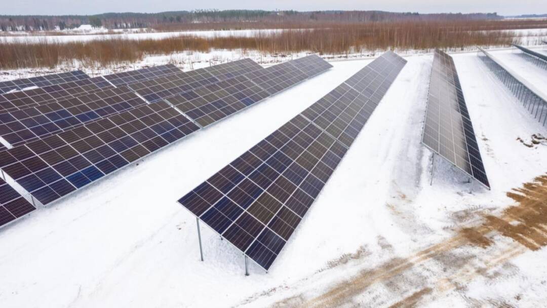 aurinkoenergiakennoja lumihangessa