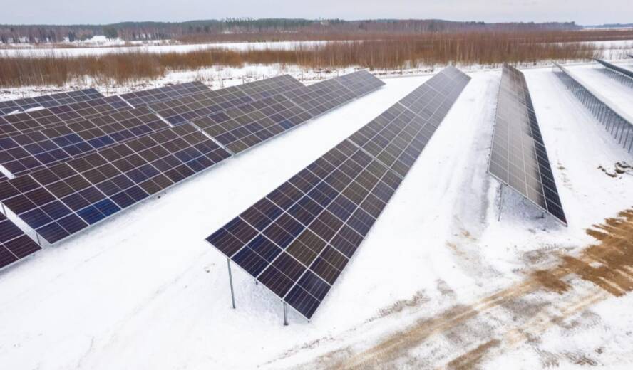 aurinkoenergiakennoja lumihangessa