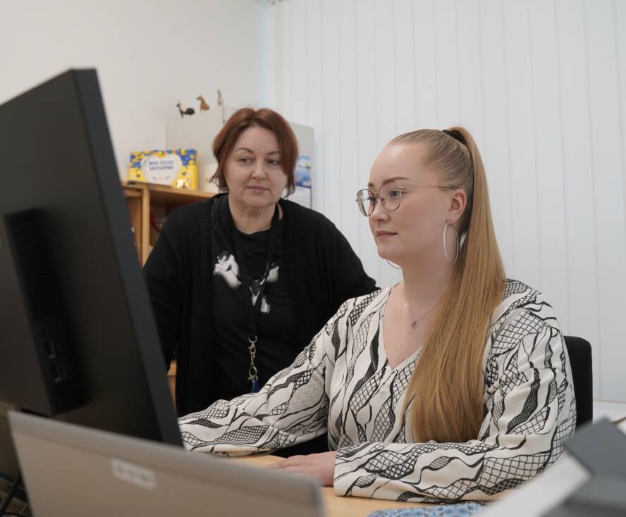 Anni ja Ilona. Kaksi naista tietokoneen äärellä.