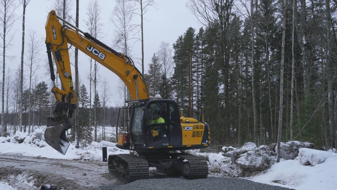 kaivuri rakentaa talvella