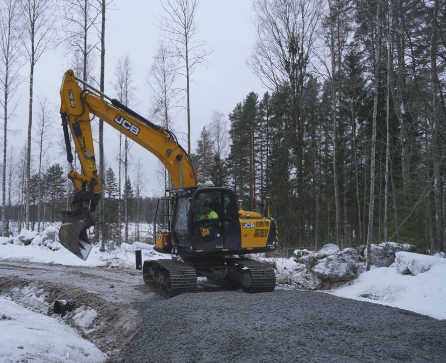 kaivuri rakentaa talvella