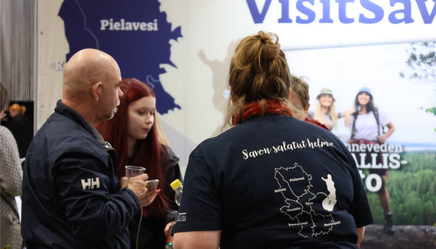 Ihmisiä messuilla vuonna 2023