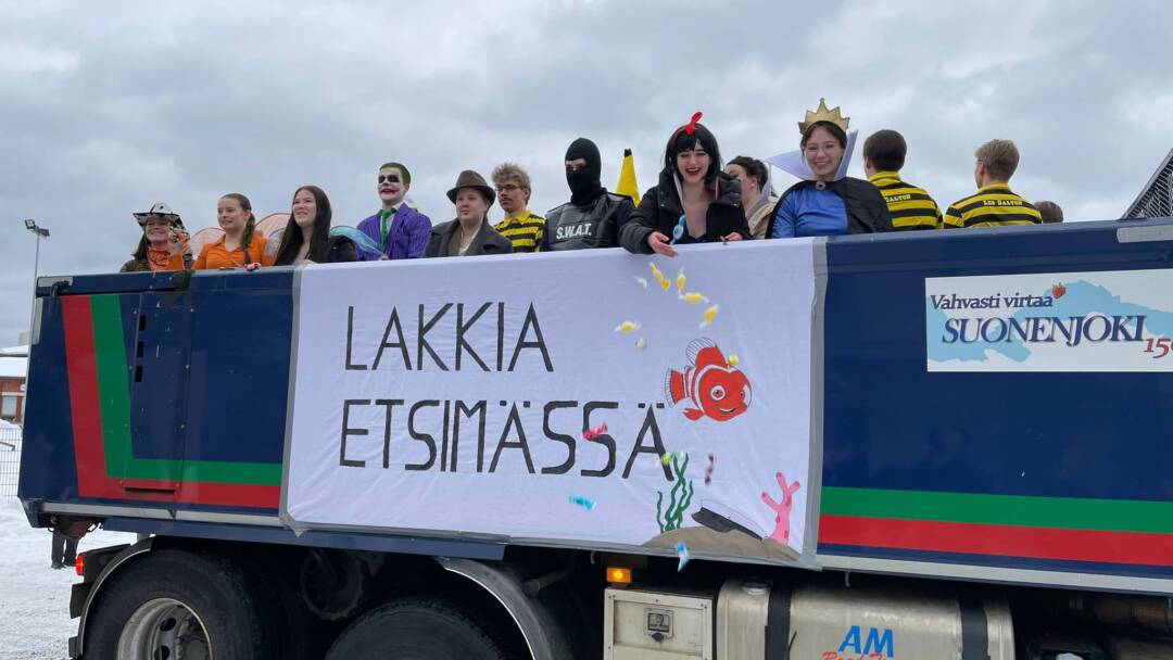 Rekka, jonka kyydissä lakana jakyydissä ihmisiä