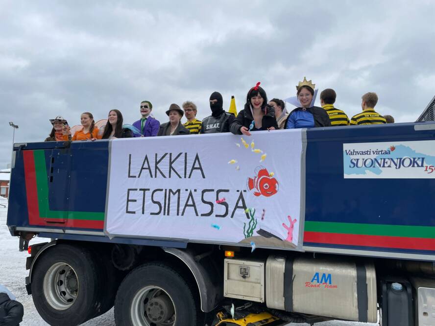 Rekka, jonka kyydissä lakana jakyydissä ihmisiä