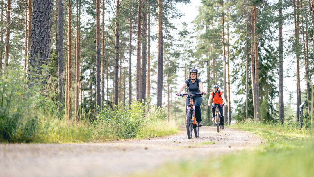 Kaksi pyöräilijää metsätiellä