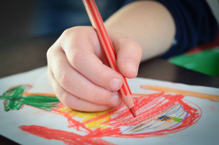lapsi piirtää värikynällä varhaiskasvatus kuvituskuva