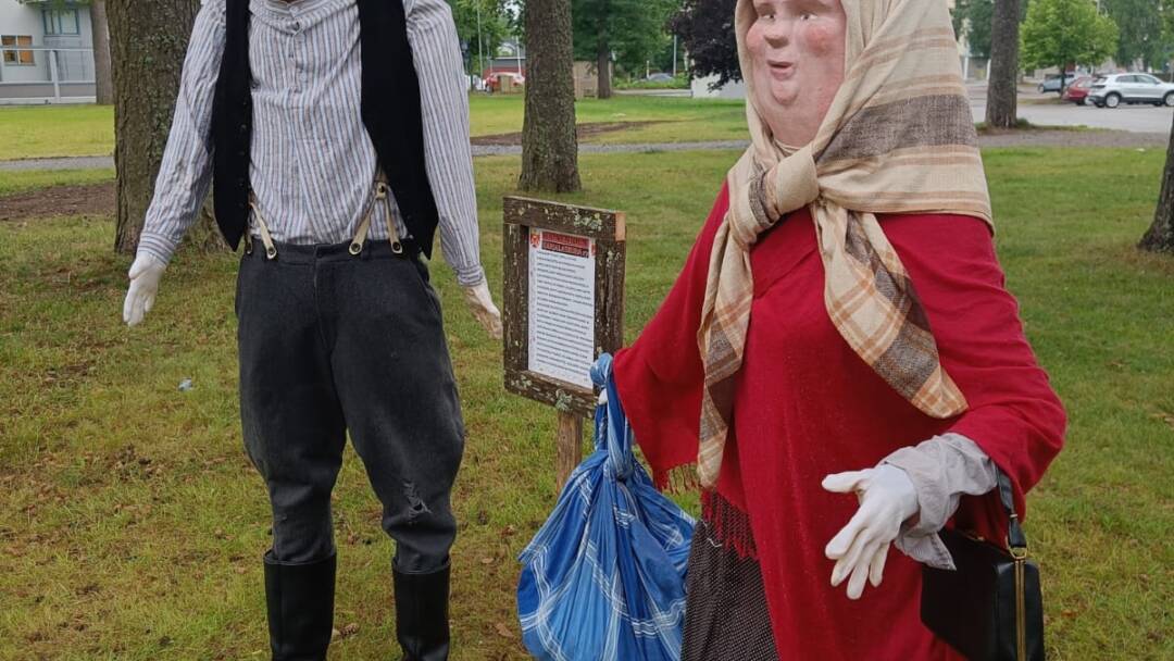 Opri ja Oleksi patsaat puistossa