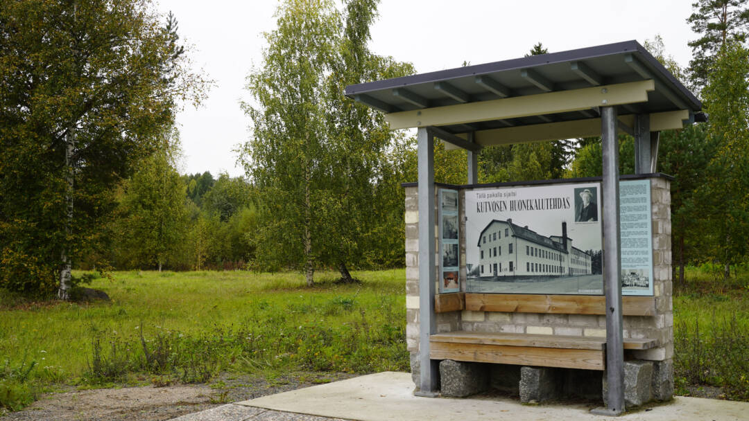 Kutvosen huonekalutehtaan muistokatos Suonenjoella