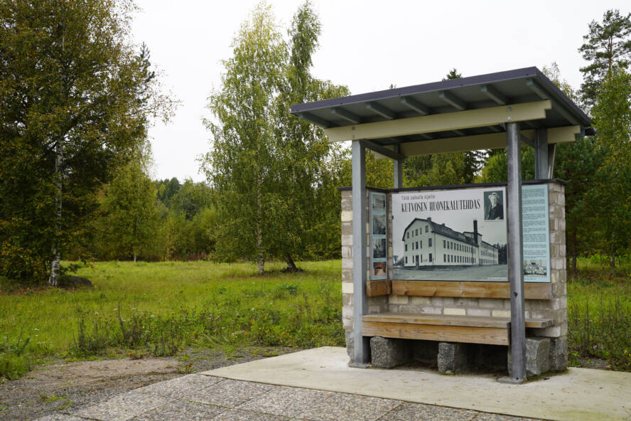 Kutvosen huonekalutehtaan muistokatos Suonenjoella
